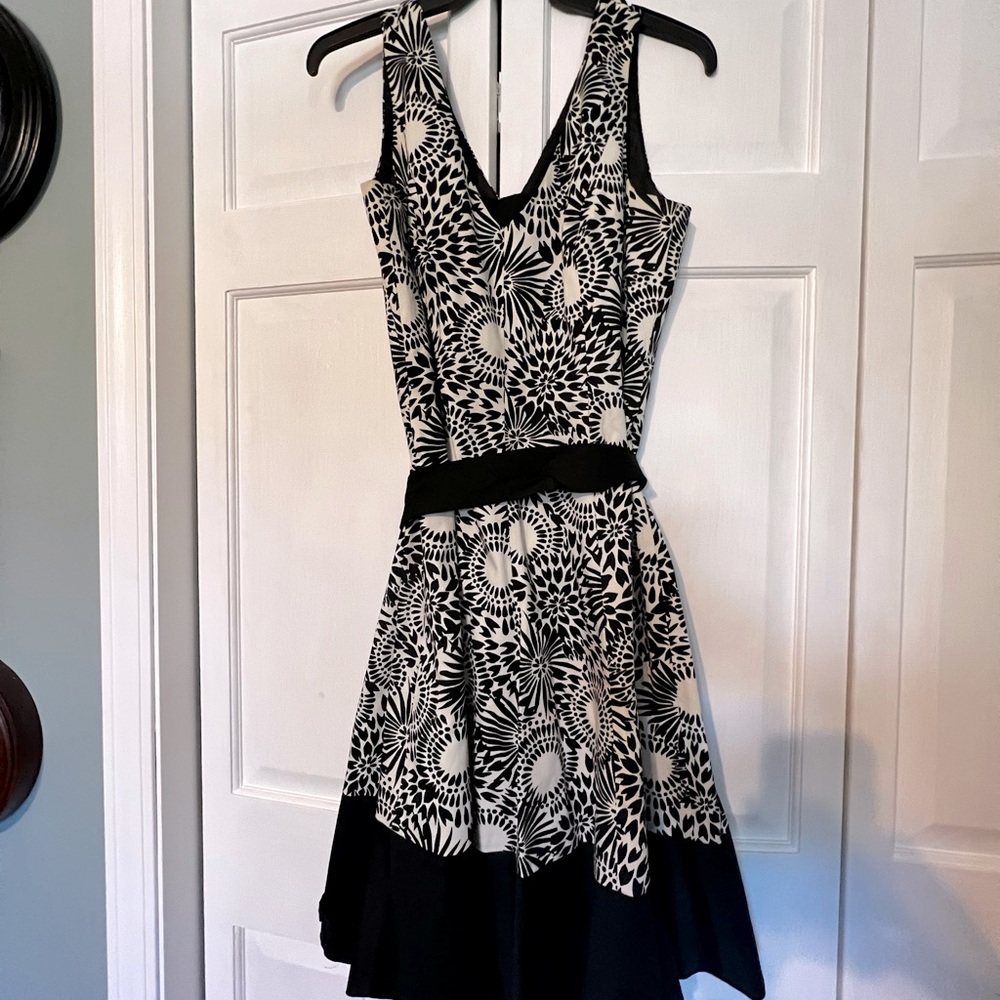 Size 12- black & white V neck front & back with a full swing skirt. Color block